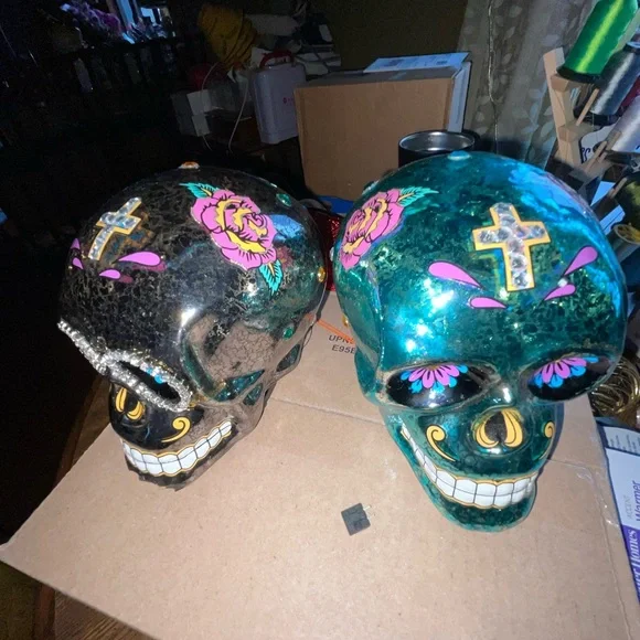 Bright colored skulls - Picture 4 of 5
